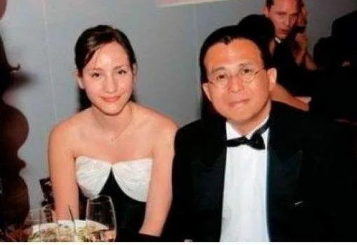 李泽楷新欢发文暗讽“个别人”不谈感情谈素质，你怎么看？