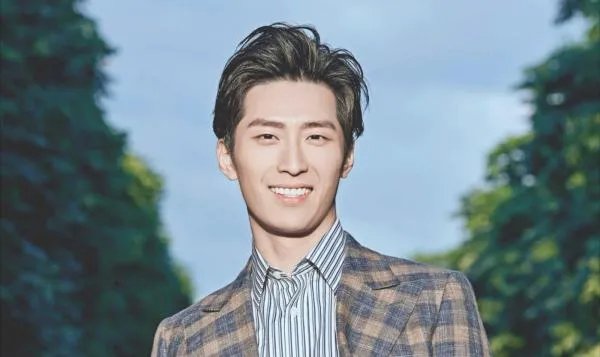 何超莲接吻上热搜,为何网友都在骂她?