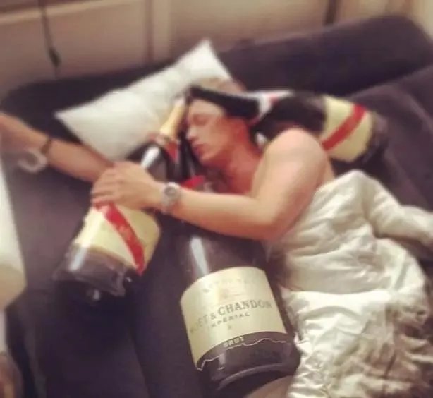 富二代怎么用酒炫富的？