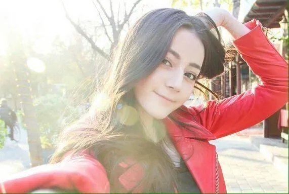 迪丽热巴毕业照上热搜，是真的被曝光还是团队自己放出来炒作的？