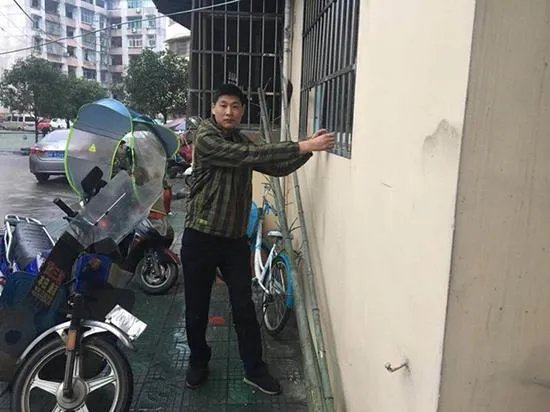为什么辅警要掰防盗窗救人？