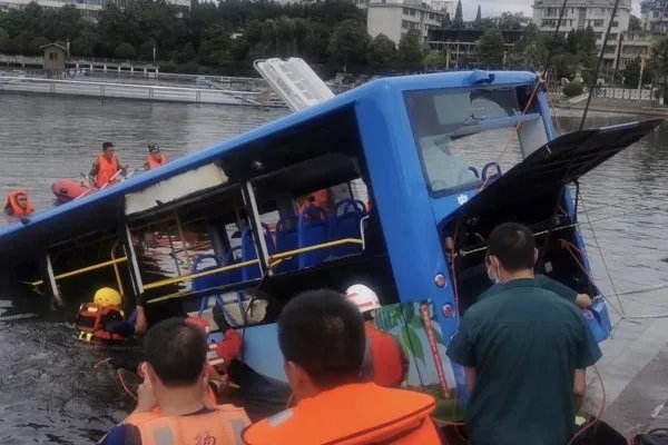 贵州安顺公交坠湖事件，是抢夺方向盘导致的，还是另有隐情？