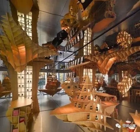 这家极具未来感的香水店，像一个长方形的盒子