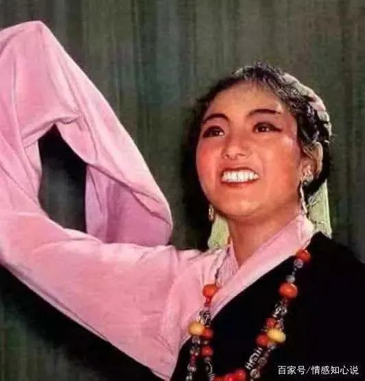 “50岁未婚，败光上亿家产”：韩红的背后，到底有怎样的心酸？