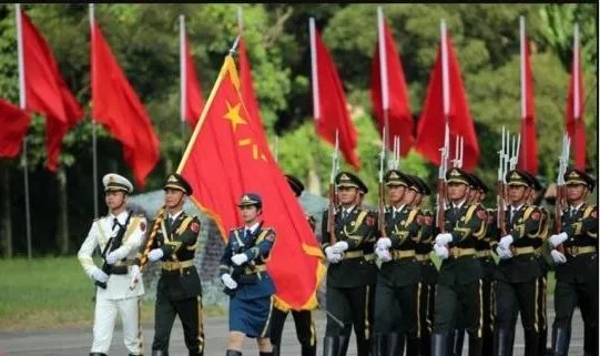 仪仗兵风吹日晒不眨眼，这背后有怎样的坚持？