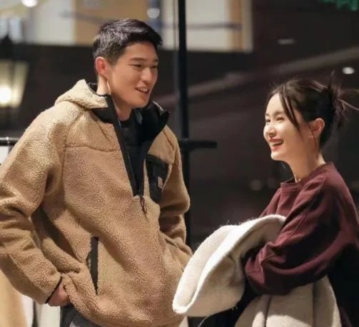 王子文与吴永恩接吻后，疑似回应称有爱情但不方便聊。两个人感情是炒作吗？