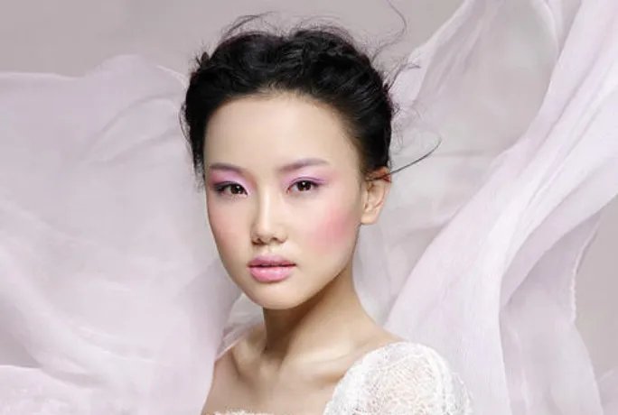 黄龄把腿上的淤青画成锦鲤,其做法为何会引发网友盛赞?