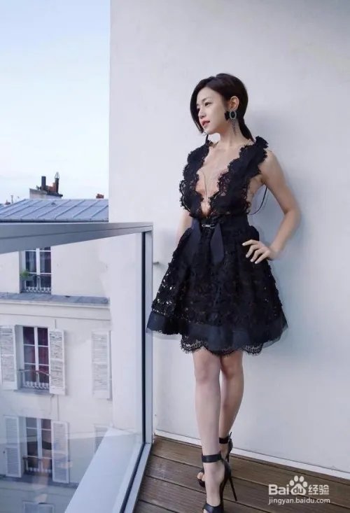 看陈妍希产后首亮相，衣服巧搭秀美腿！