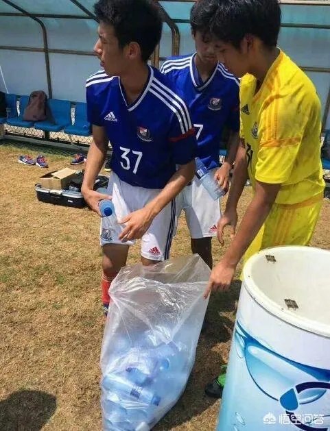 亚冠权健对阵鹿岛,日本球员喝完水拧上盖子,中超球员喝完直接扔掉,你怎么看?