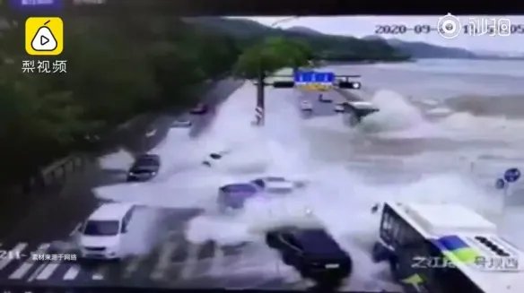 钱塘江潮太凶猛！钱塘江潮水冲上路面冲跑多辆汽车