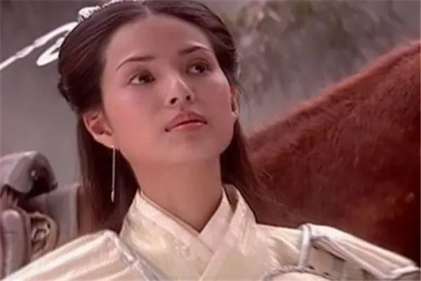 李若彤逛街被偶遇，穿旗袍衫配半身裙曲线成熟，她是如何保养自己的？