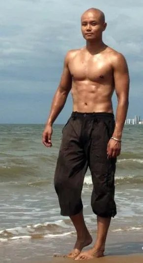 乐嘉肌肉男图片集欣赏  胸部肌肉呼之欲出