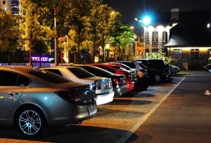 河南拆迁大妈医院收停车费，说这以前是她家的地，她的做法合理吗？