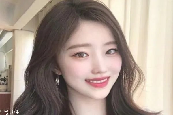 2019春夏发型趋势 2019年中长发流行发型女