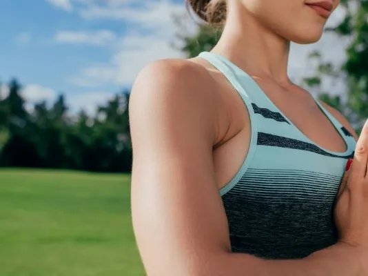 瑜伽美背的体式