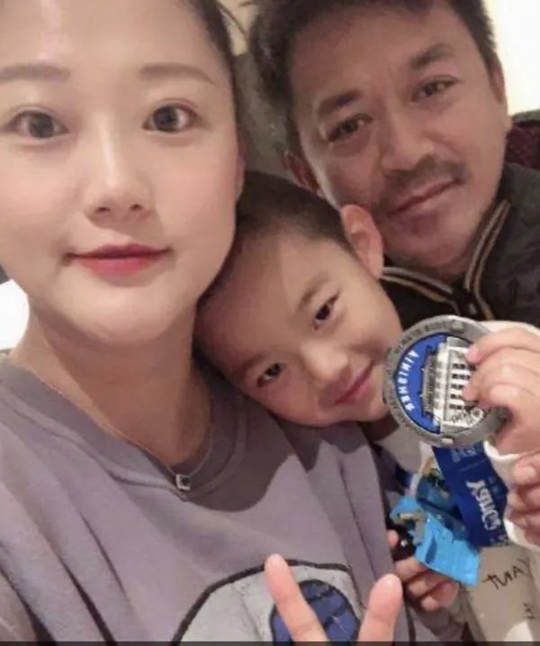 王学兵的现任妻子是谁?他们二人的年龄差距有多大?