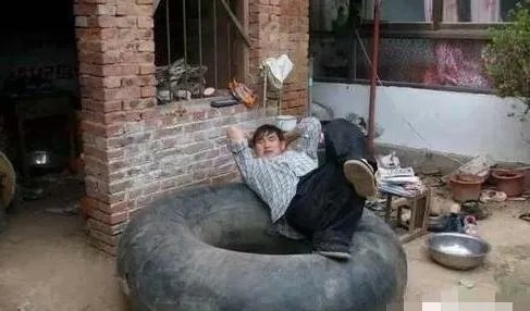 大衣哥朱之文这几年频繁被村里人骚扰，他为啥不搬到城里去住呢？