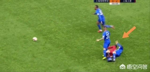上港对阵申花,裁判取消孙世林红牌,改判柏佳骏红牌,球迷直言两人都该罚下,你怎么看?