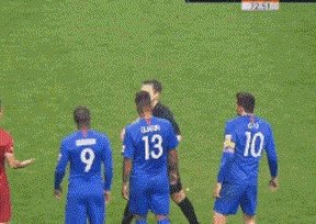 上港对阵申花,裁判取消孙世林红牌,改判柏佳骏红牌,球迷直言两人都该罚下,你怎么看?