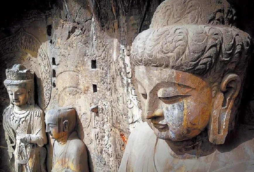 洛阳龙门石窟佛像被游客摸出包浆，为什么游客都要摸一摸石像？