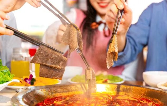 长春一饭店把剩菜给下桌顾客吃是怎么回事 长春一饭店把剩菜给下桌顾客吃具体情况