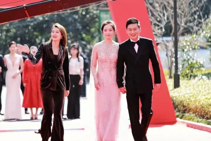 刘晓洁和徐洪浩“父女”变“夫妻”的转变你怎么看？