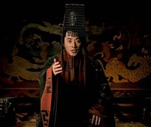 新三国里的皇帝是谁演的