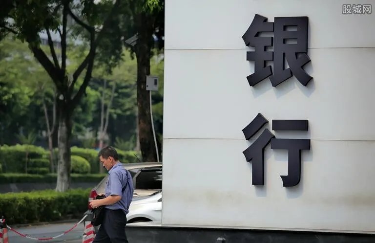 国庆节银行可以办卡吗？ 银行在国庆节期间不放假