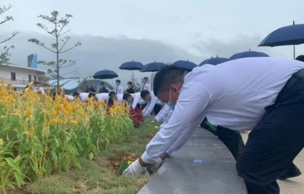 小鬼黄鸿升将进行花葬，什么是花葬？