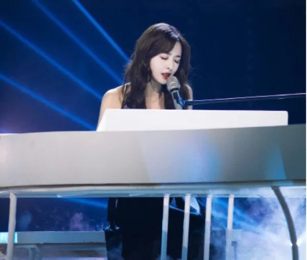 李现赵丽颖为张含韵打call是为何?