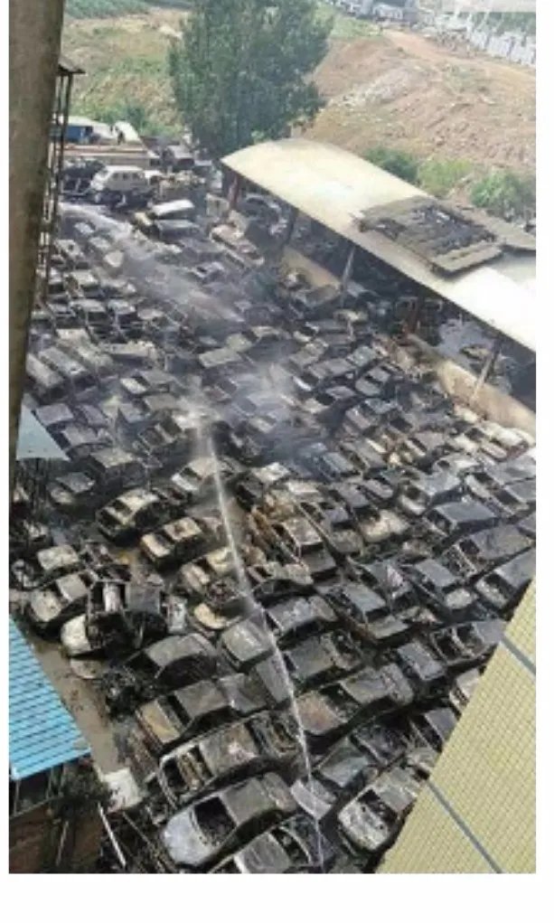 四川大火烧毁停车场造成多少辆车报废?