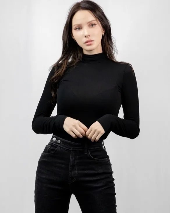 举手投足间风情万种！优雅妩媚的法国女主播Caroline