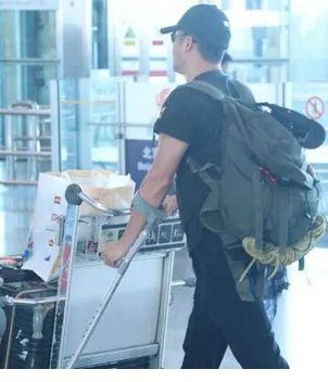 吴京带妻儿度假腿好了吗？