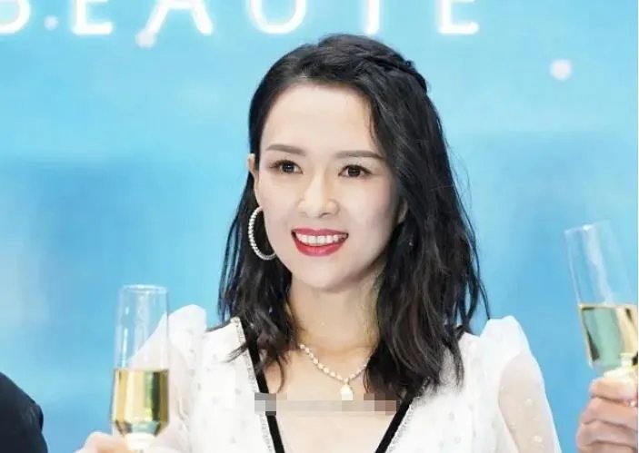 章子怡商场活动身穿白裙气质优雅，41岁状态是不是真实的？