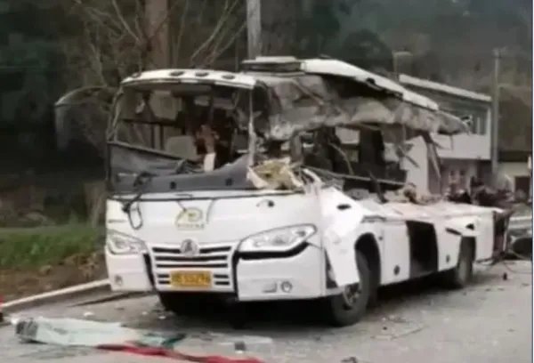 四川绵阳车祸致8死19伤,六旬大爷徒手救出4人,现场情况如何?