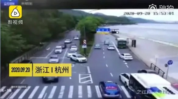钱塘江潮太凶猛！钱塘江潮水冲上路面冲跑多辆汽车