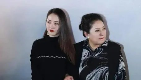 郭碧婷向佐疑似婚变，向太发文暗藏深意，被指暗示儿媳包容知感恩，怎么看？