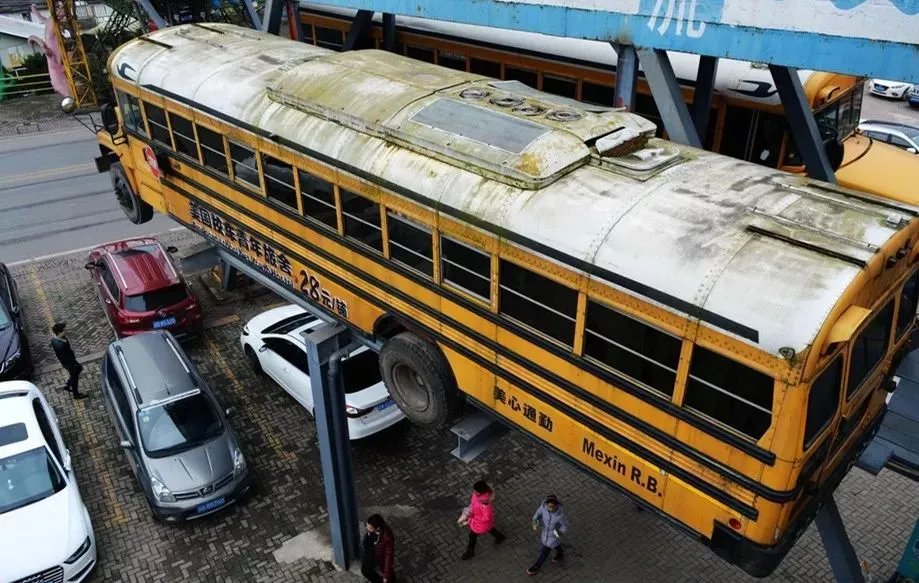 民宿头条播报 | 重庆惊现美国校车民宿，每人28元一晚