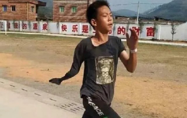 在受到库里的夸赞后，独臂励志篮球少年张家诚录制视频表示感谢，你怎么评价？