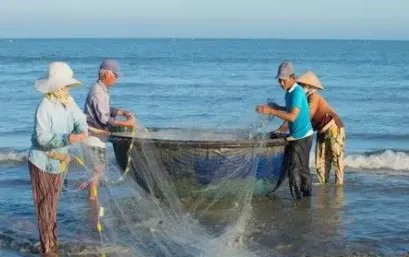 湛江渔民捕获一条大鱼，3男子合力才勉强抬上岸，捕鱼时要注意哪些事项？