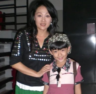 王姬儿子是怎么死的 王姬17岁智障儿子的病因曝光