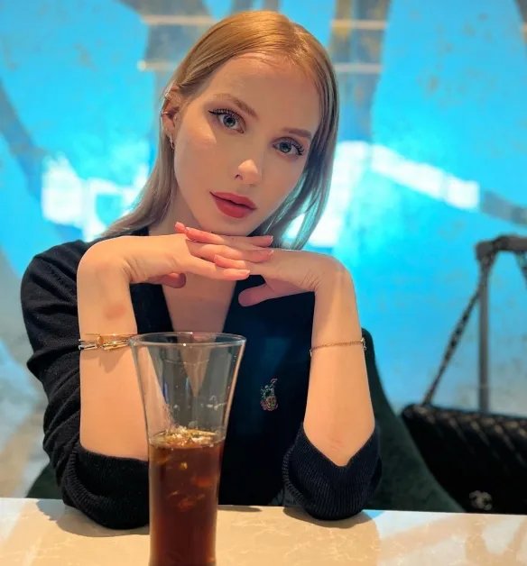 举手投足间风情万种！优雅妩媚的法国女主播Caroline