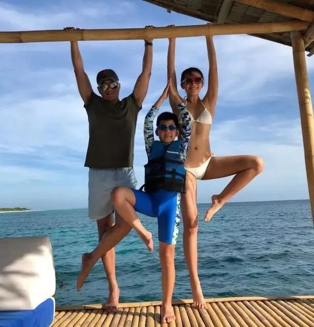 有一种完美发育叫胡军女儿，1米85身材堪比超模，窈窕迷人，你觉得呢？