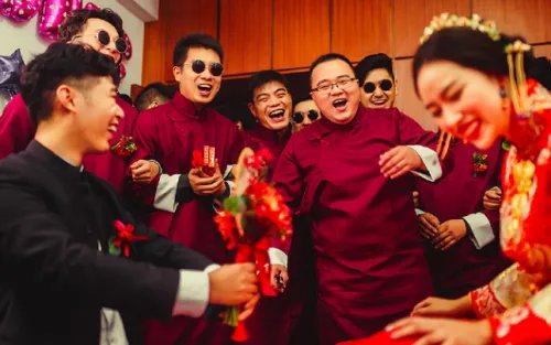 结婚接新娘流程是怎么样的 接亲时接到家里还是酒店