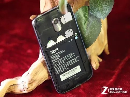 时尚商务双卡机 1GHz双核中兴V889M评测