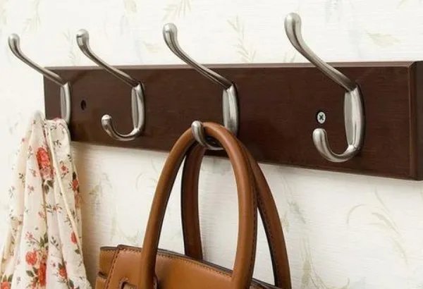 家门口挂了一个包，男子打开一看吓一跳，为何立马报警？