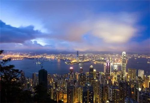 上海至台北的位移是多少？从上海经香港在飞往台北，路程又是多少？