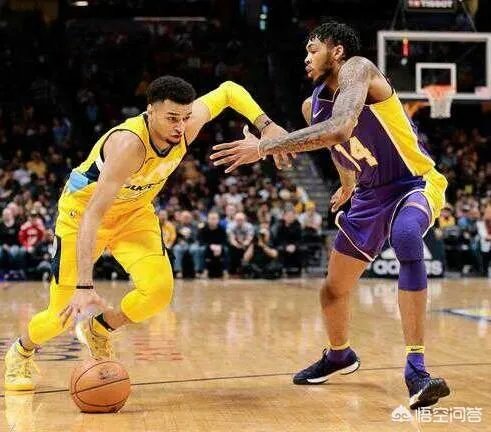 穆雷为了破纪录垃圾时间投篮刷分,欧文怒不可遏将球砸向观众席,你怎么看?