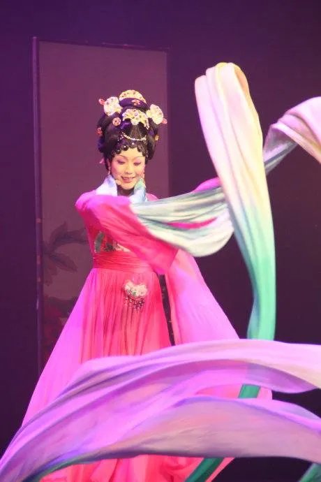 李玉刚镜花水月水袖多长