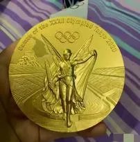 东京奥运会蹦床冠军朱雪莹，抠掉金牌的皮，合理吗？